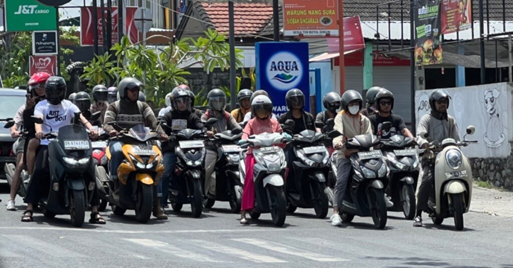 Best time to travel to Southeast Asia - Multiple scooters
