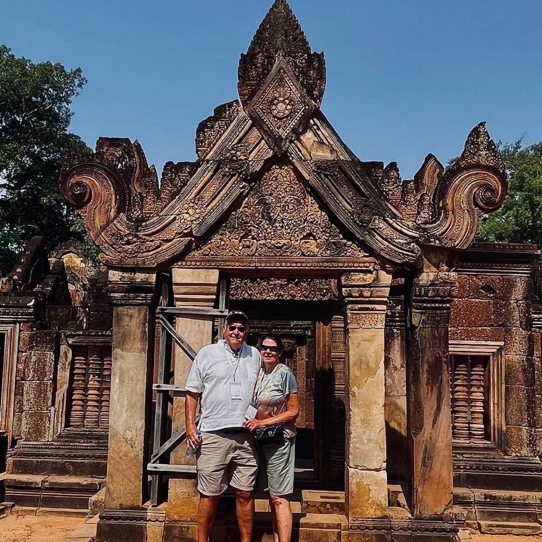 Angkor Wat Photos : Robin and Cos in front of entrance