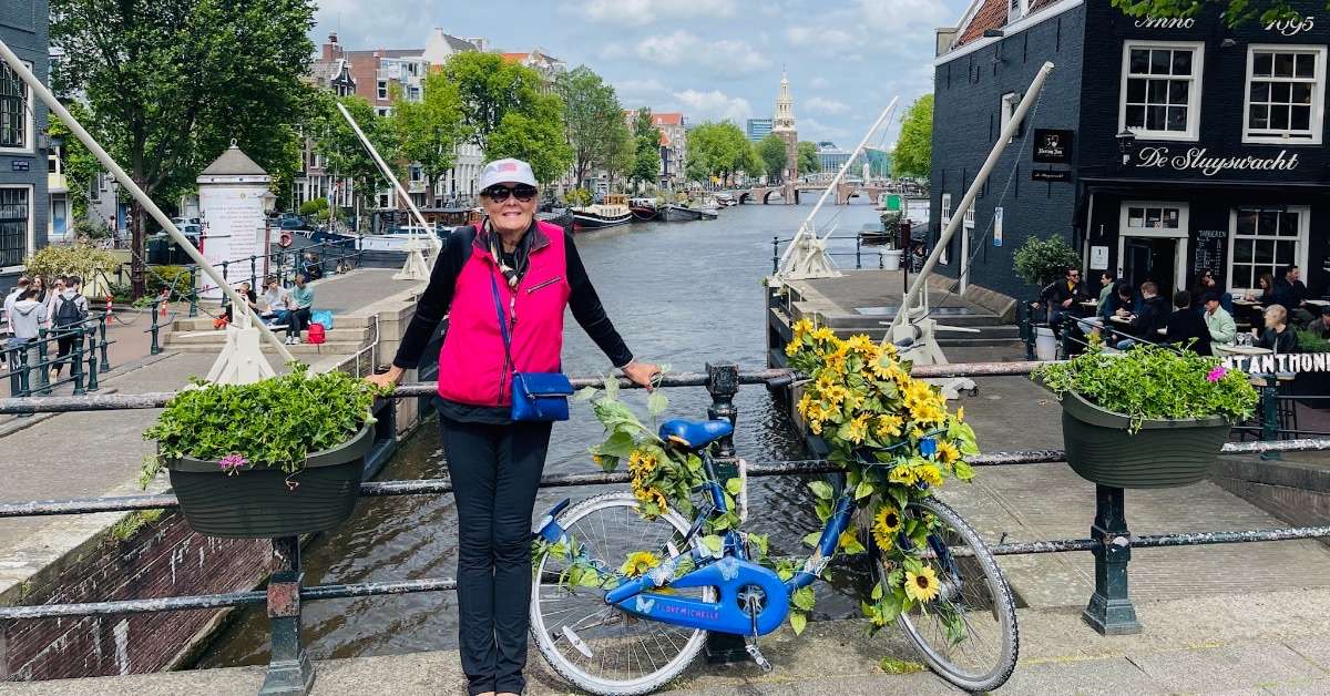 How long is a flight from Atlanta to Amsterdam? Robin next to a bike and in front of a canal.