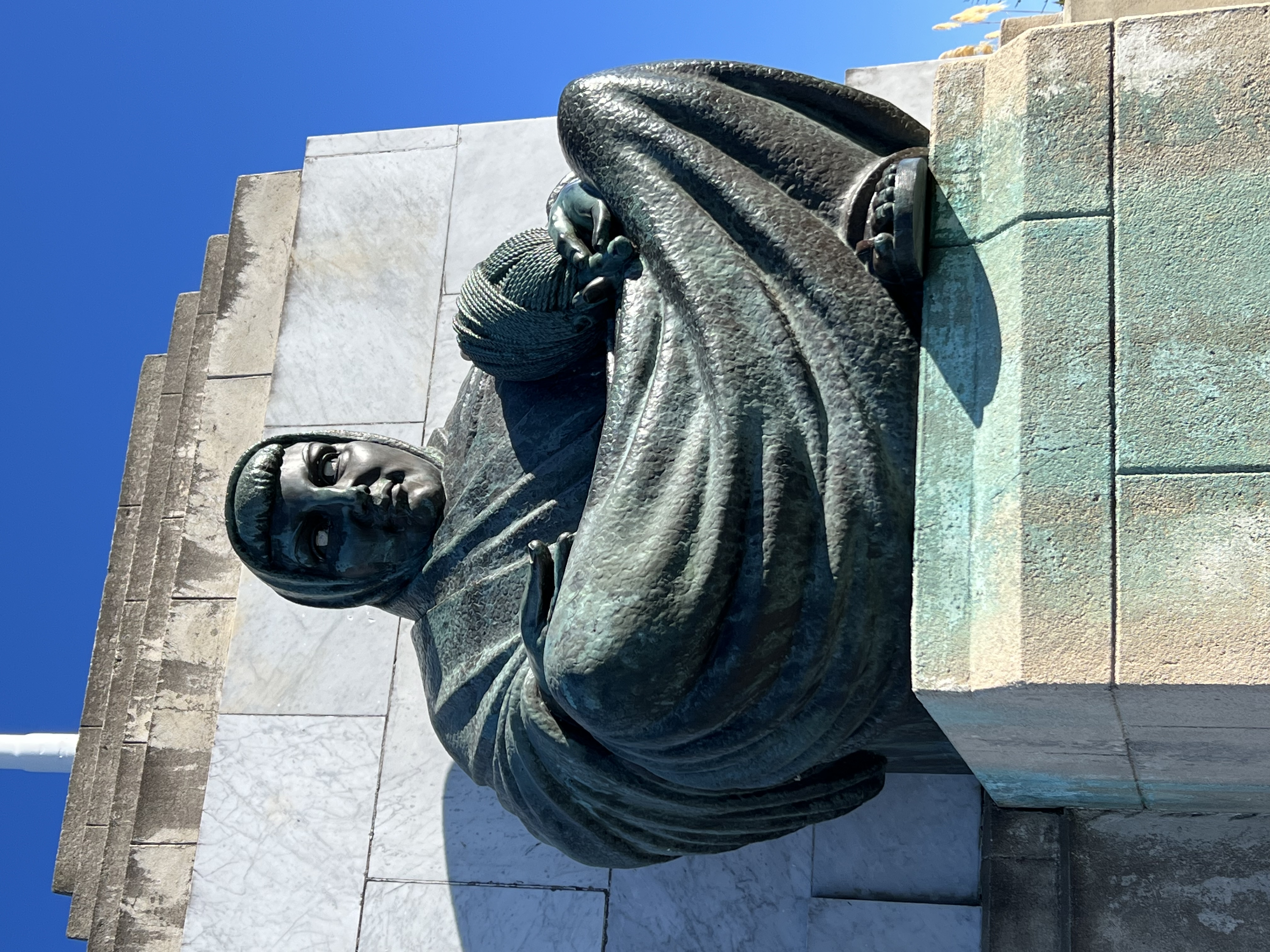 New Zealand Travel Package - Statue overlooking Dunedin