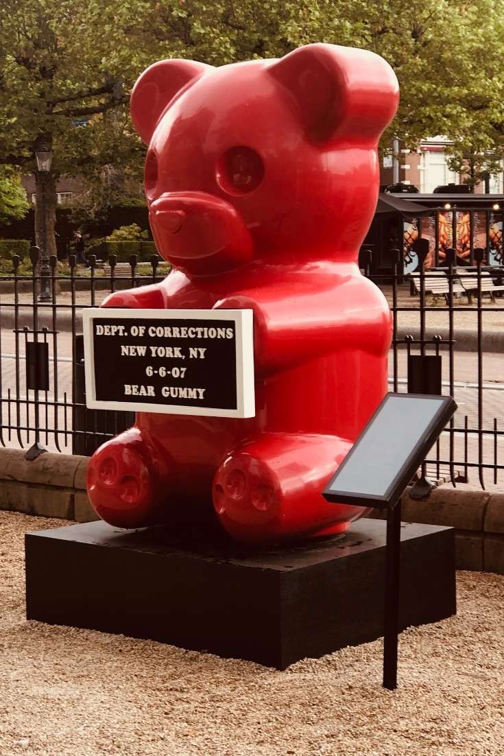 Bear Gummy statue Flown over from the USA. How long is a flight from Atlanta to Amsterdam?