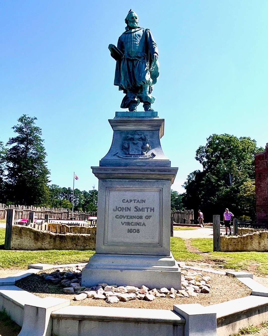 What is the mid-Atlantic region statue of John smith