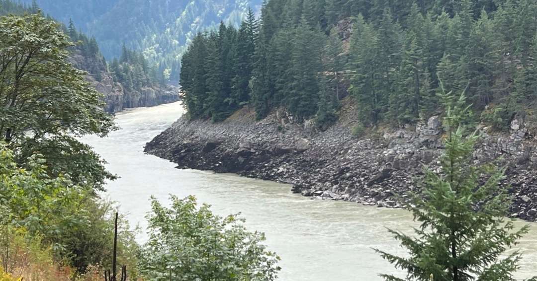 River curvig around the shore