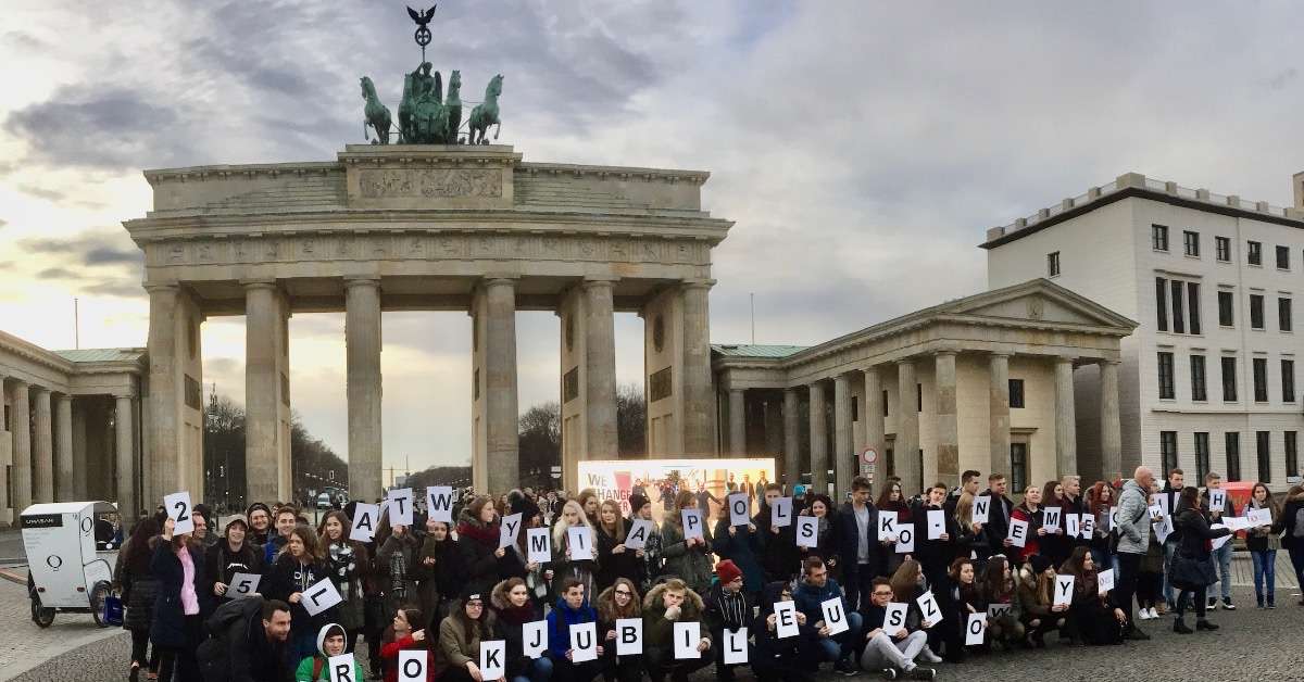 best germany travel guide to Germany Berlin, school children in front of Brandenberg gate