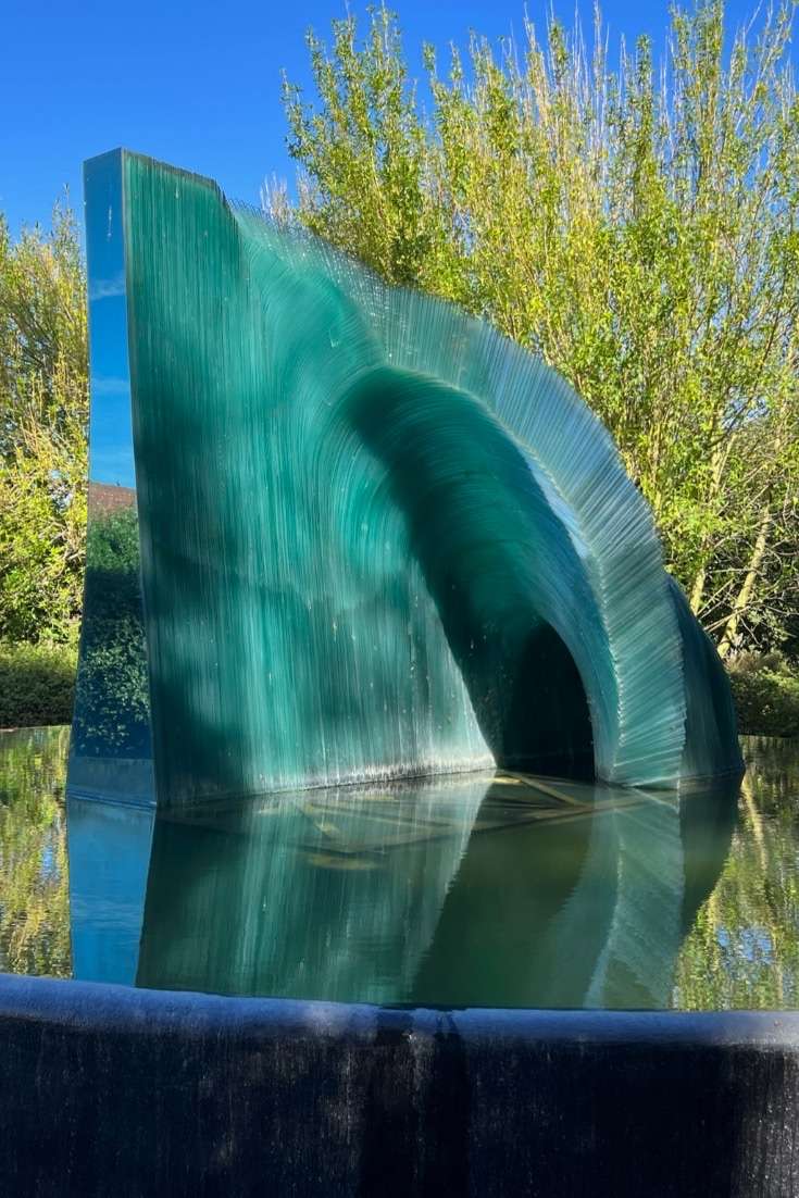 World Botanical Gardens -statue