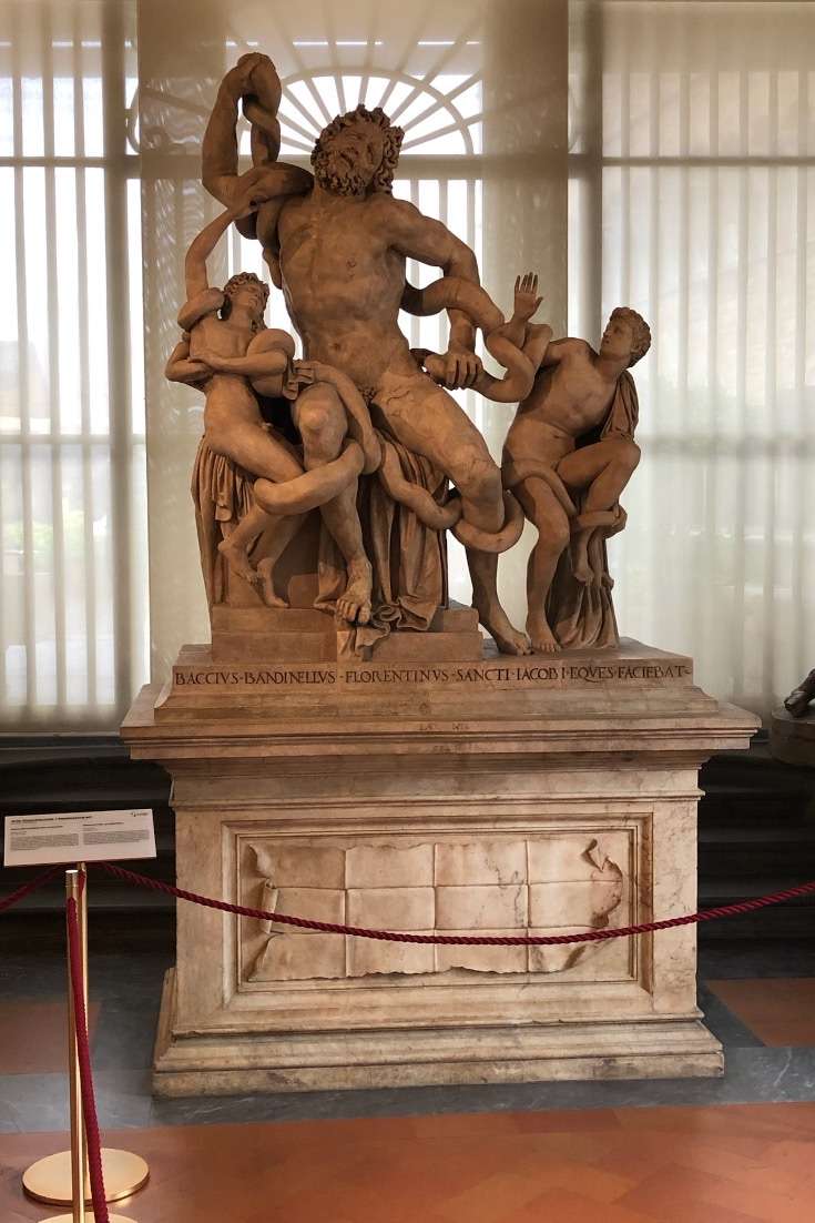 Sculpture of large man and two smaller men being surrounding by snakes at the Ulffizi in Florence