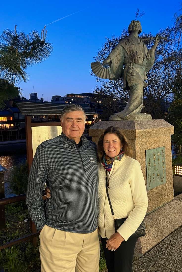 Cos and robin in front of Kabuka statue