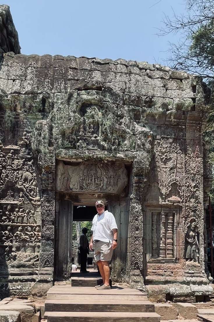 Angkor Wat Photos: Cos in front of entrance
