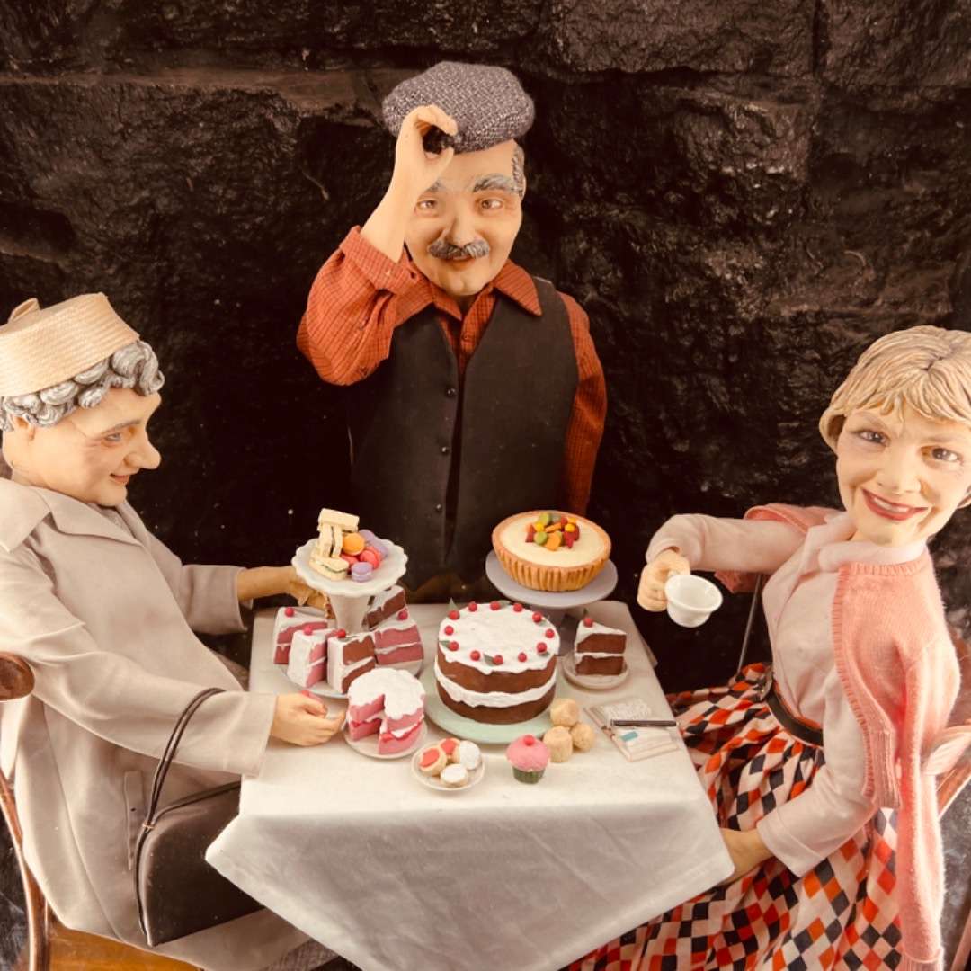 Figurines earring at a table