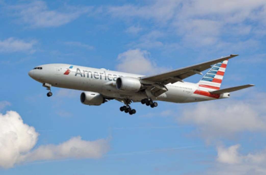 United vs American airlines plane