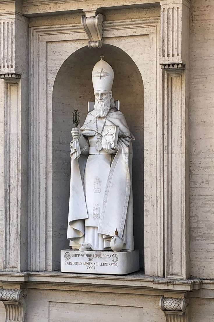Planning a trip to Italy. The Vatican a statue