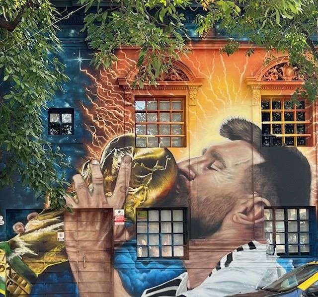 Picture of Famous people from Argentina- Lionel Messi kissing the world cup