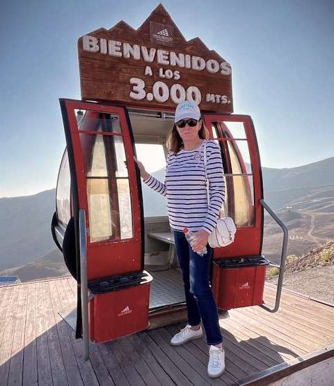 Ski Mountain: Robin in front of Ski Gondola with welcome sign at 3000 meters