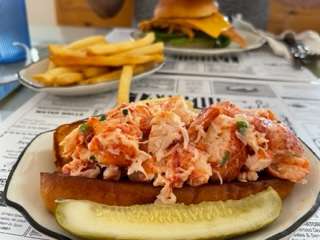 19 Best Restaurants Mid-coast maine lobster roll