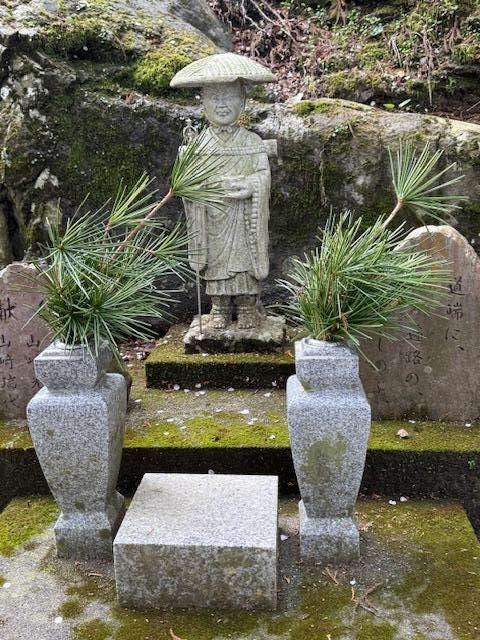 Japan Pilgrimage Routes: temple statues