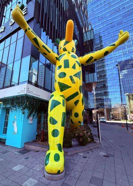 giraffe statue