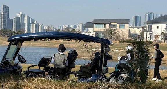 Golf in South Korea; golfers at the Jack Nicklaus Golf Club Incheon