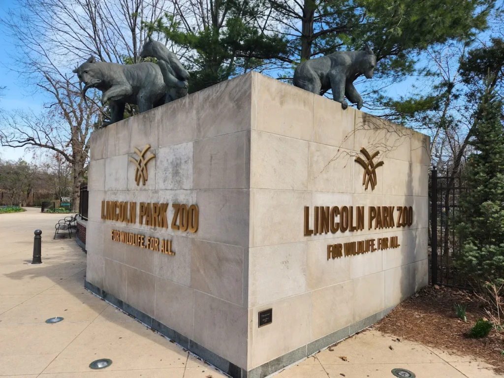 Lincoln Park Zoo entrance sign with bear sculptures.