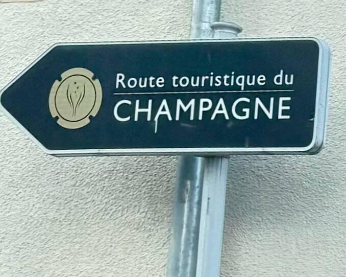 Champagne touristic route sign
